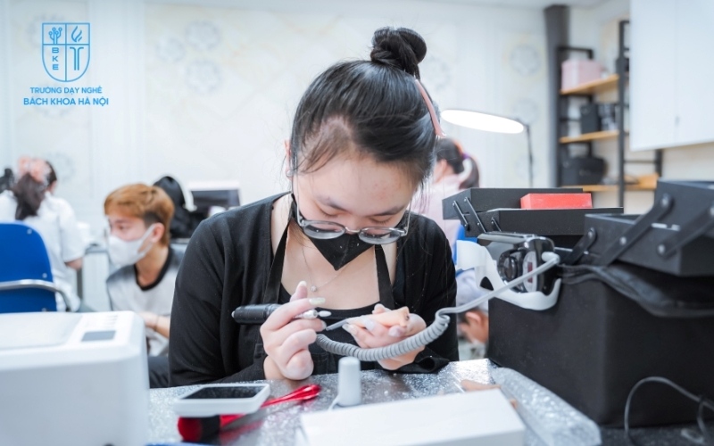  Thành công trong nghề nail không chỉ phụ thuộc vào thời gian mà còn ở sự chăm chỉ và môi trường học tập