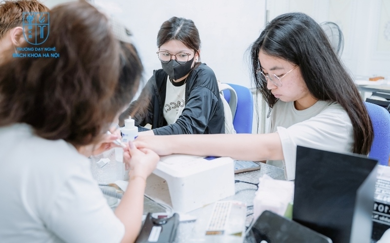 Lớp học nghề nail tại Bách Khoa Beauty Academy