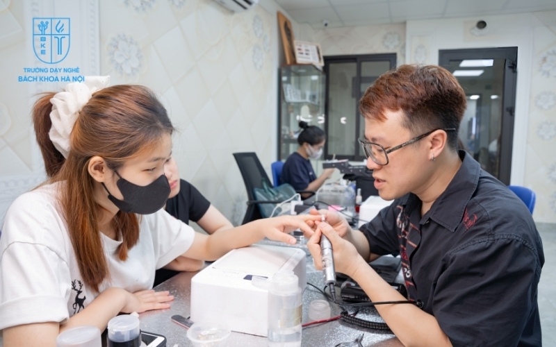 Học viên thực hành sơn vẽ móng tại lớp