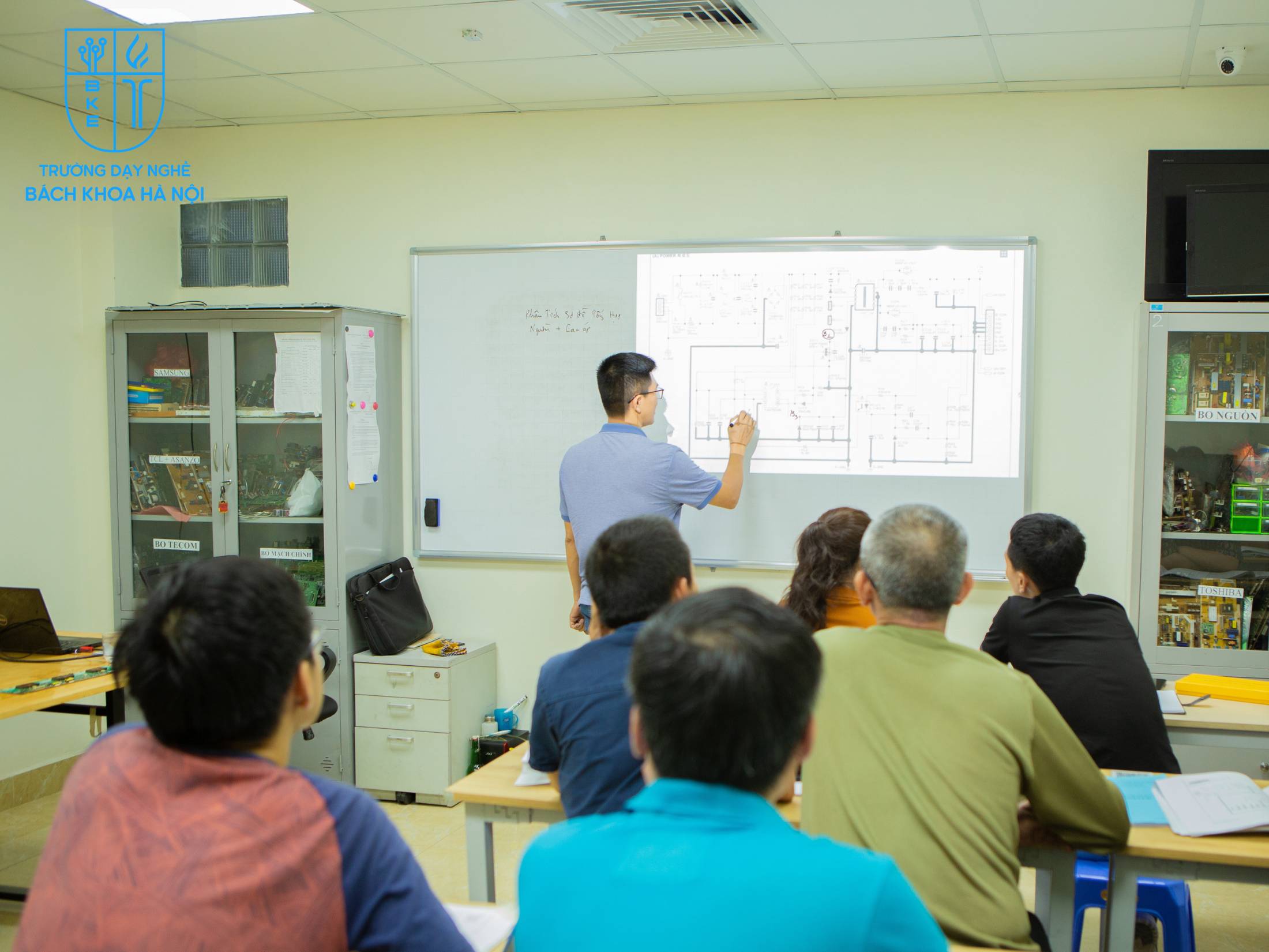 Học sửa tivi LDC, LED ở trường nào dễ hiểu, nhanh ra nghề?