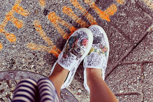 Cách khắc phục giày Vans bị bay màu - “cái khó ló cái khôn”