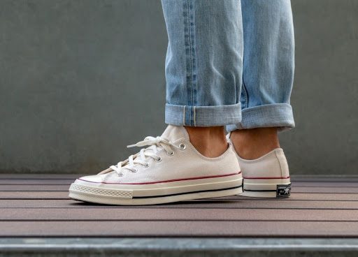 Cách phối đồ với giày Converse cổ thấp tha hồ nổi bật nhất 2022