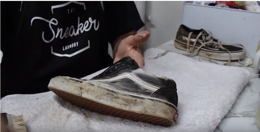 Cách vệ sinh giày Vans Old Skool và những điều cần chú ý