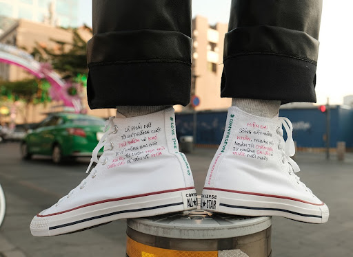 Bạn đã biết cách “biến tấu” đôi giày Converse Classic cổ cao của mình chưa?