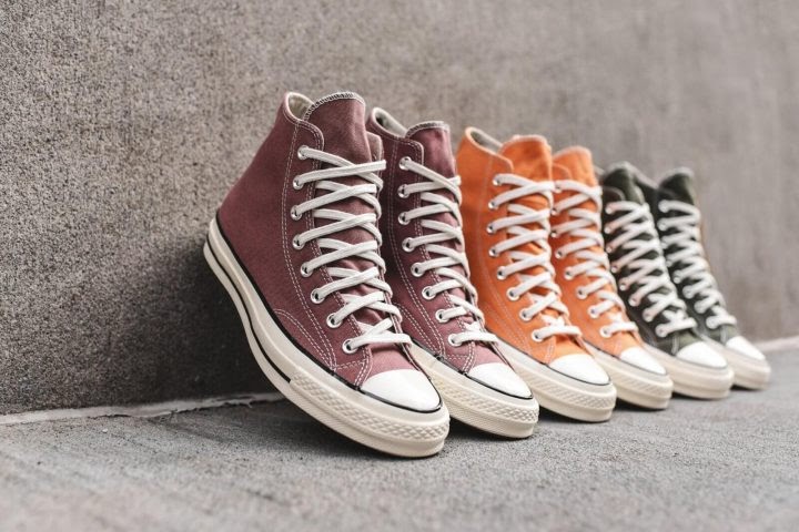 Thay màu phong cách cùng giày Converse hồng đất