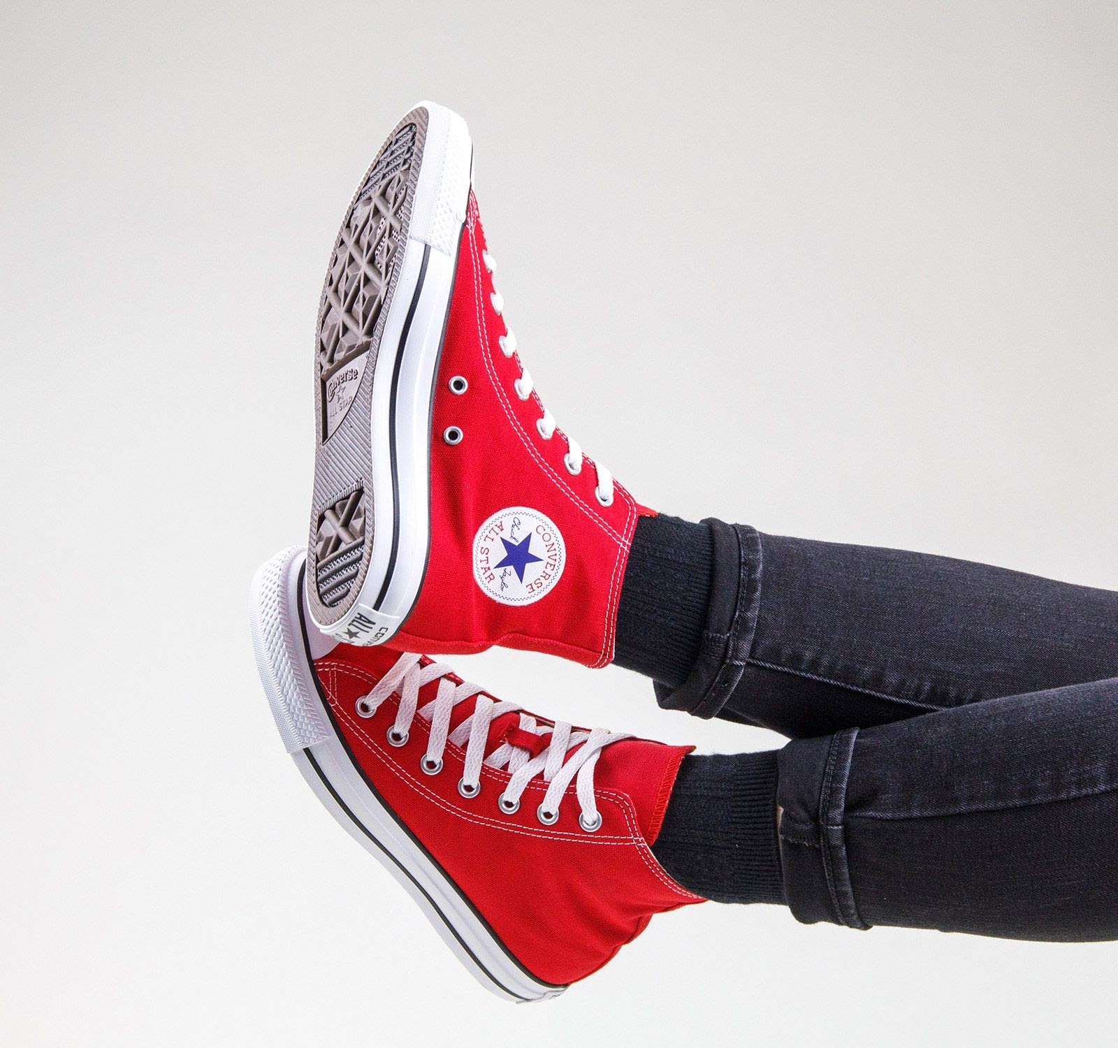Điểm danh những đôi giày Converse màu đỏ “mê hoặc” nhất lịch sử