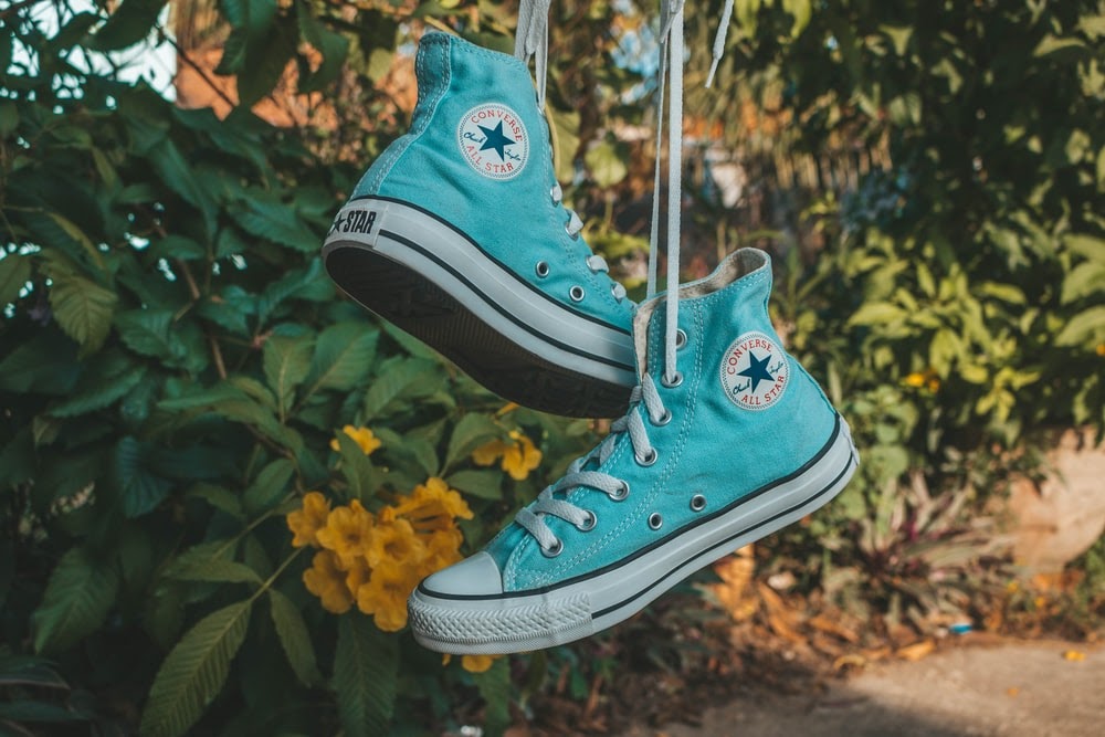 Yêu đời nhất định phải chọn giày Converse xanh da trời