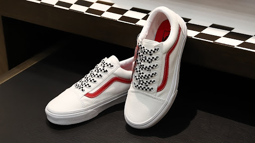 Vans Old Skool trắng sọc đỏ - có nhiều phiên bản khác biệt hơn bạn tưởng