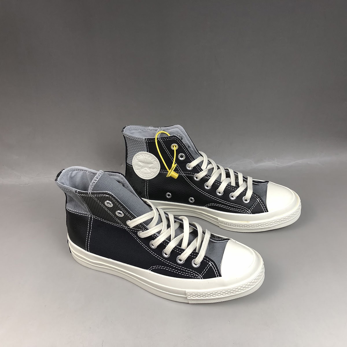 T o ra hinh t ng tinh t cung giay Converse xam WearVN