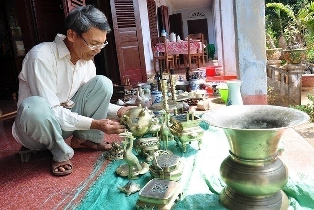 Người tiến hành bao sái bàn thờ