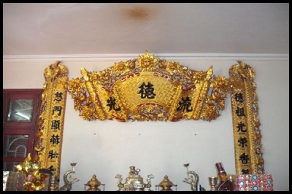 Ý nghĩa của câu đối bàn thờ gia tiên bằng gỗ