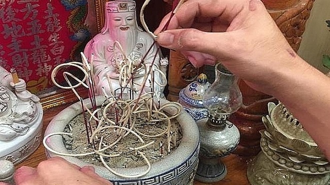 Tỉa chân nhang bàn thờ sao cho đúng?