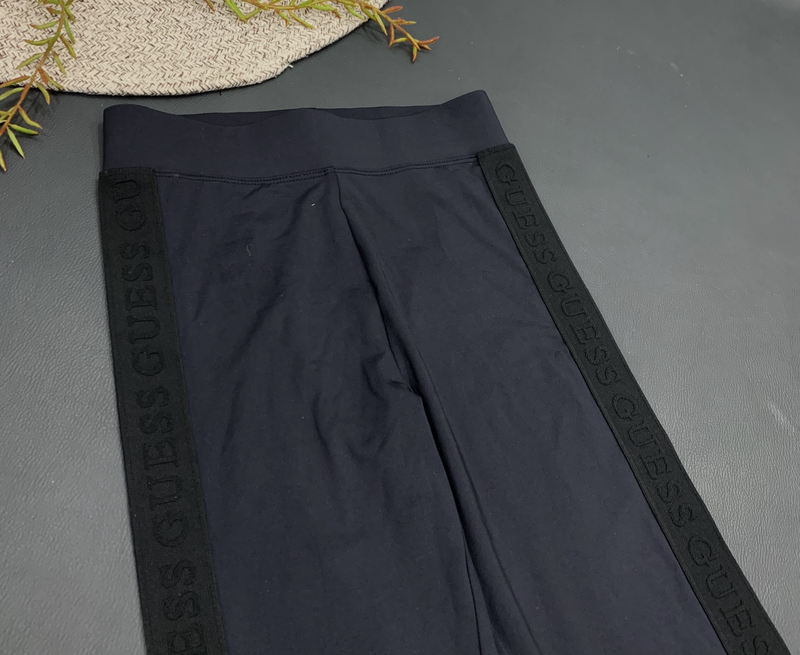Quần Thun Thể Thao Guess