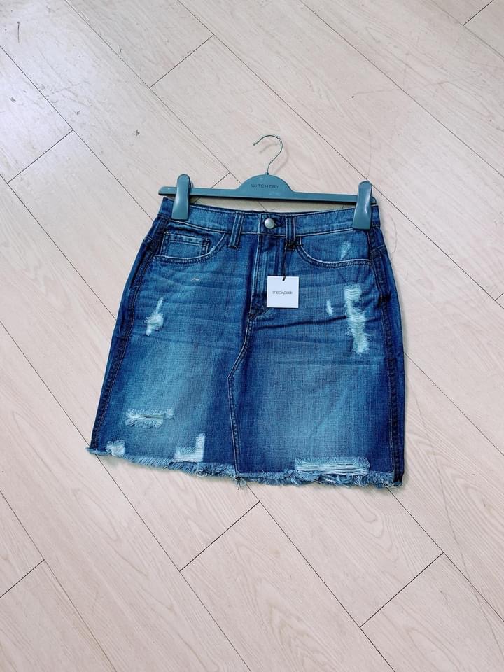 Chân Váy Jeans Rách Sneak Peek