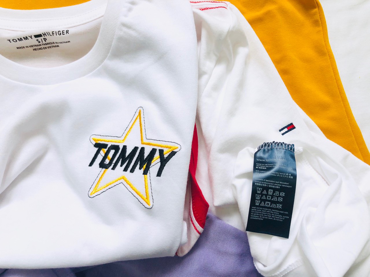 Áo thun Tommy thêu logo