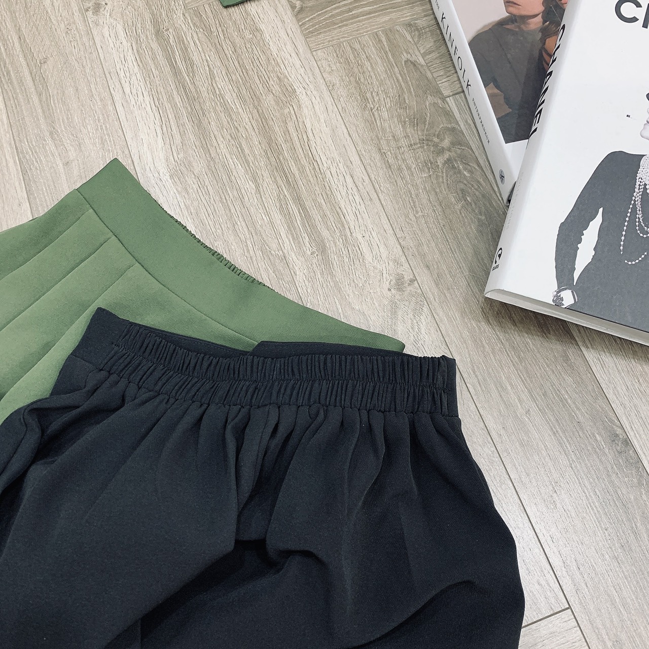 Sét Áo Gile Và Chân Váy Zane