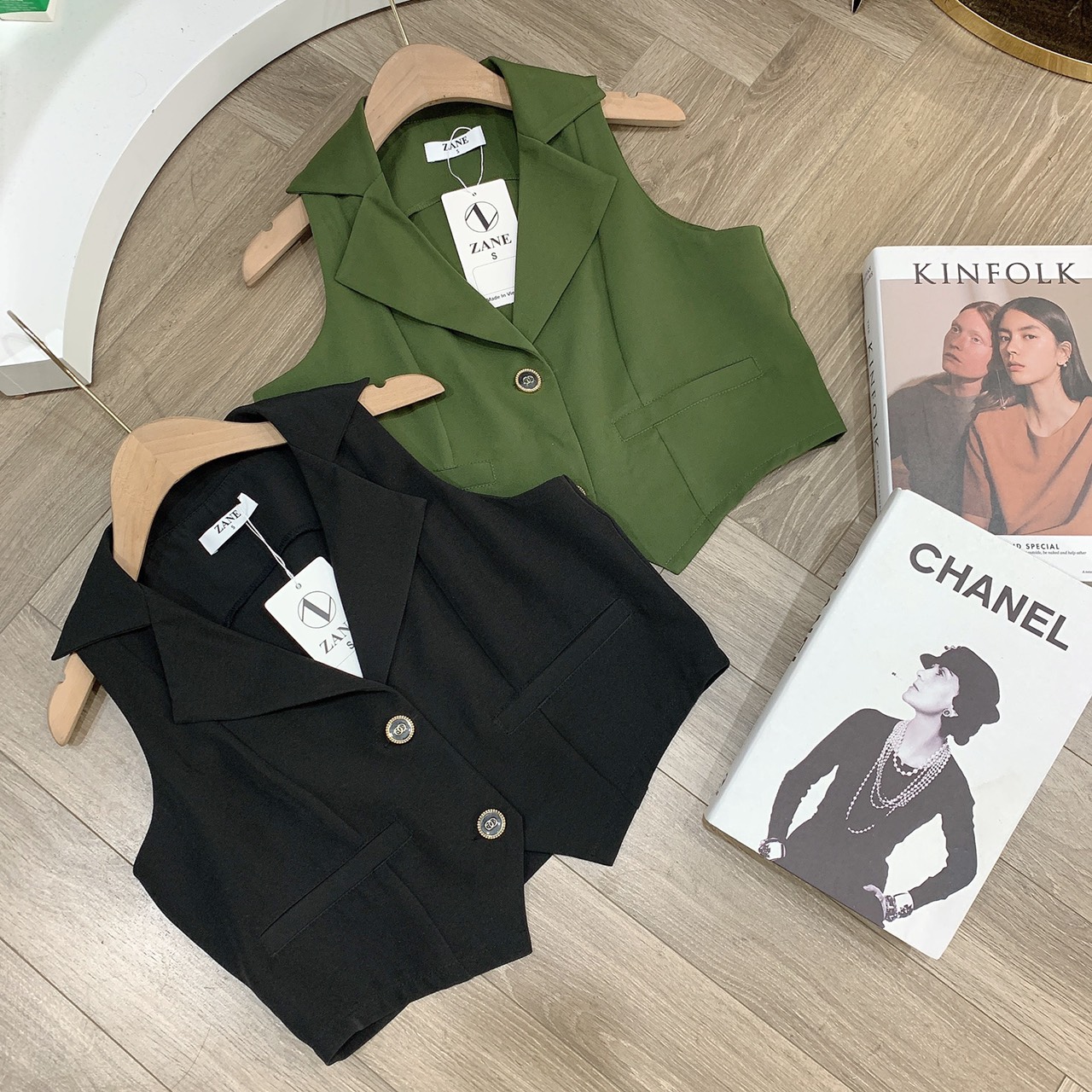 Sét Áo Gile Và Chân Váy Zane