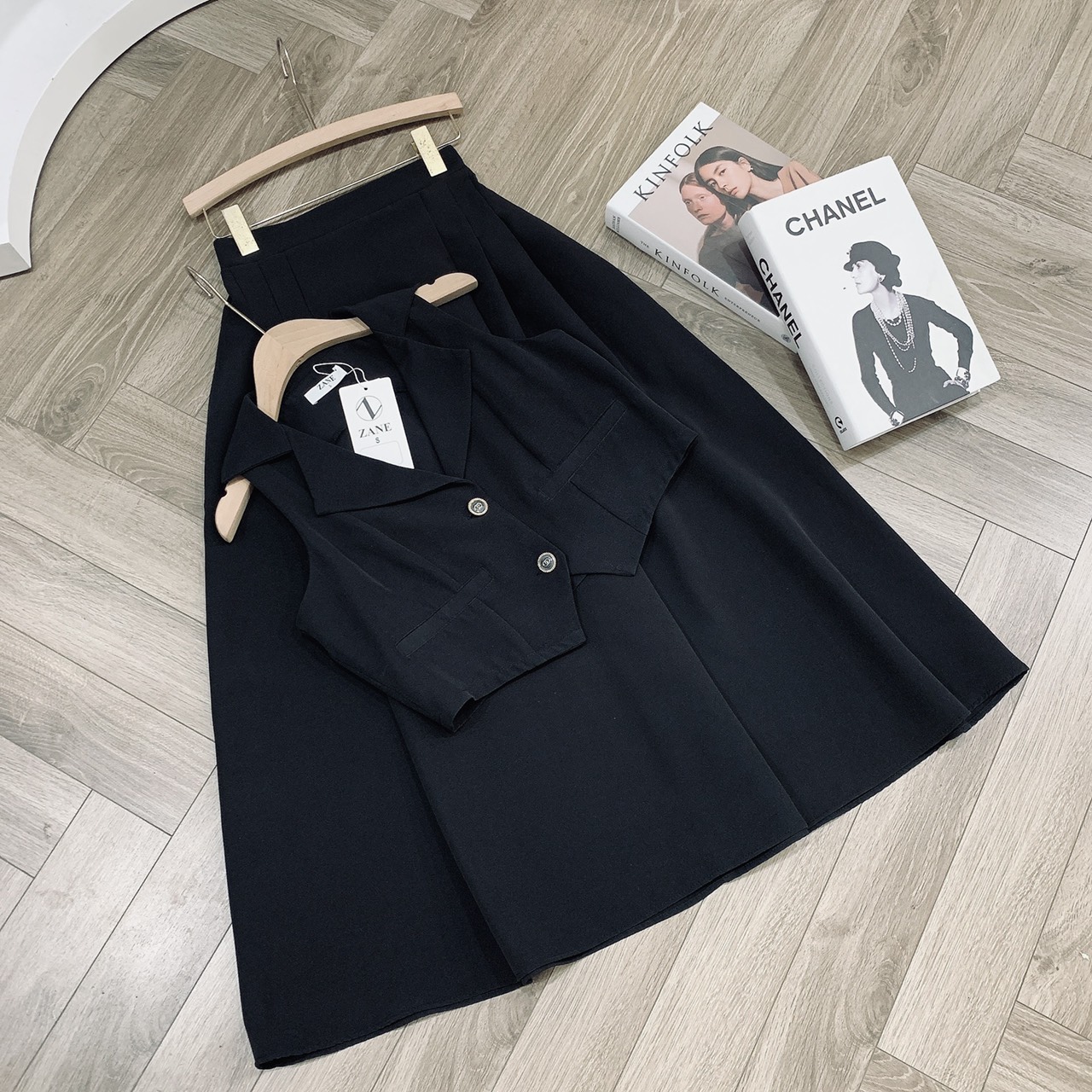 Sét Áo Gile Và Chân Váy Zane