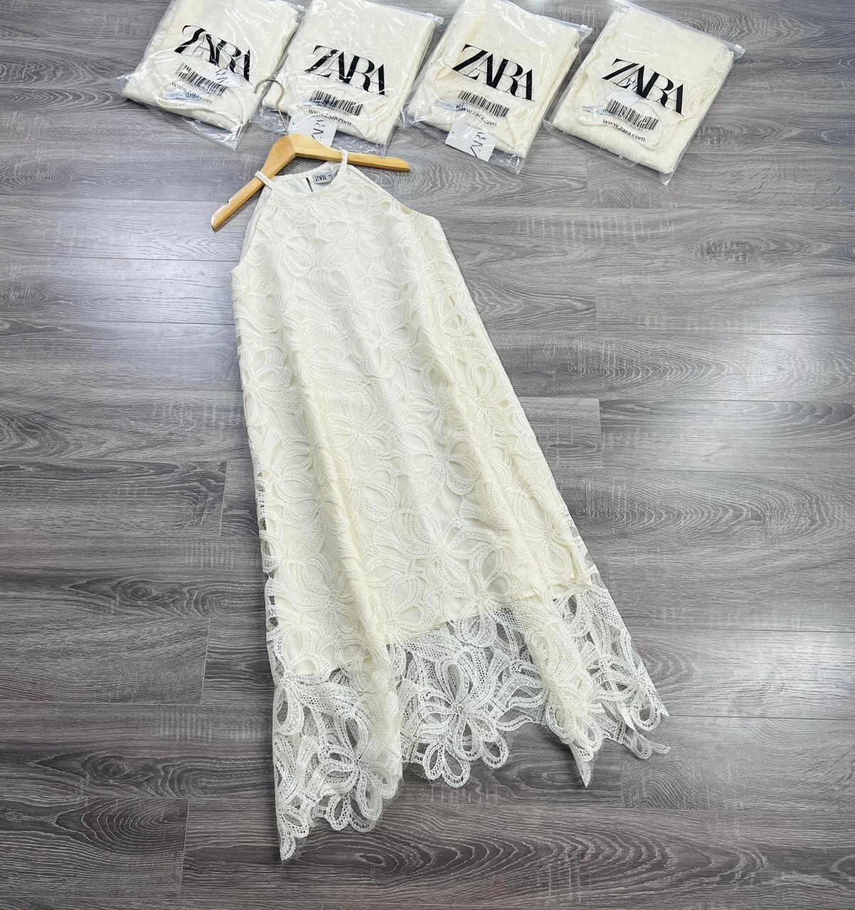Đầm Ren Cổ Yếm Zara