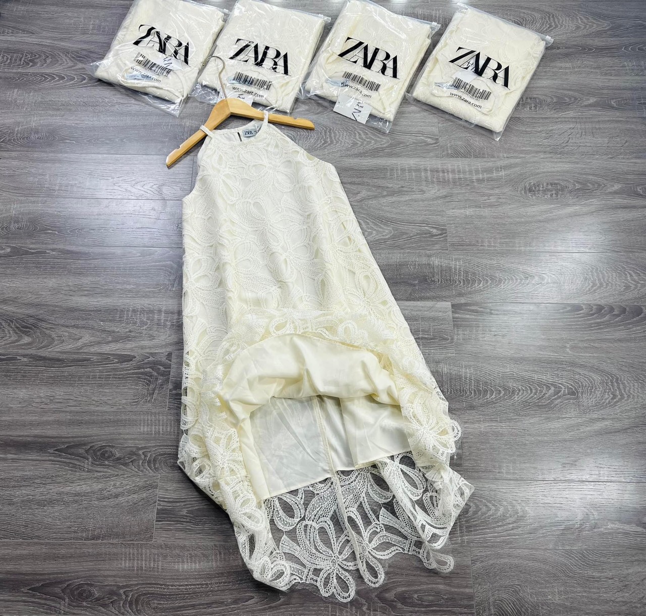 Đầm Ren Cổ Yếm Zara