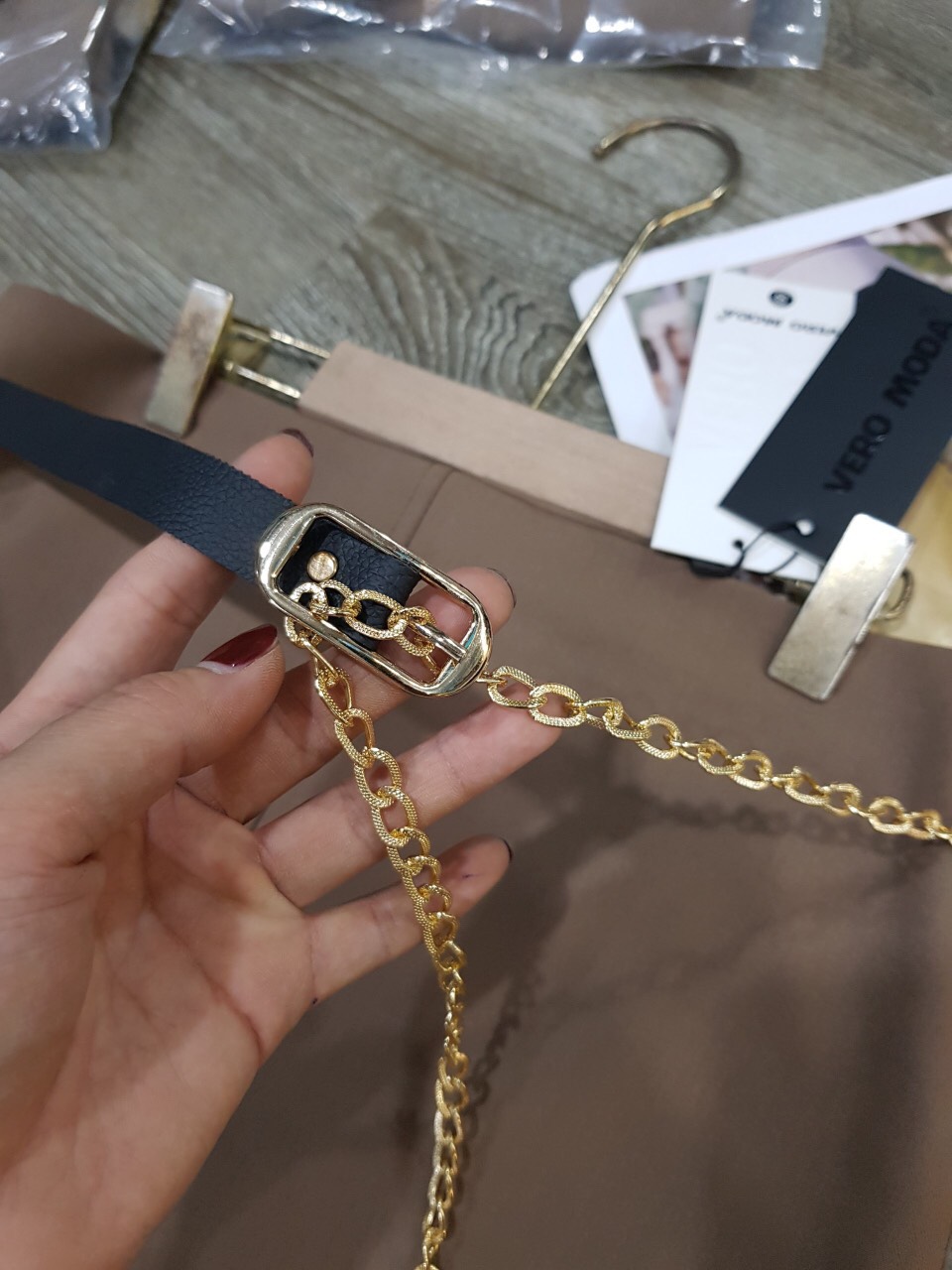 Chân Váy Vero Nâu Kèm Belt