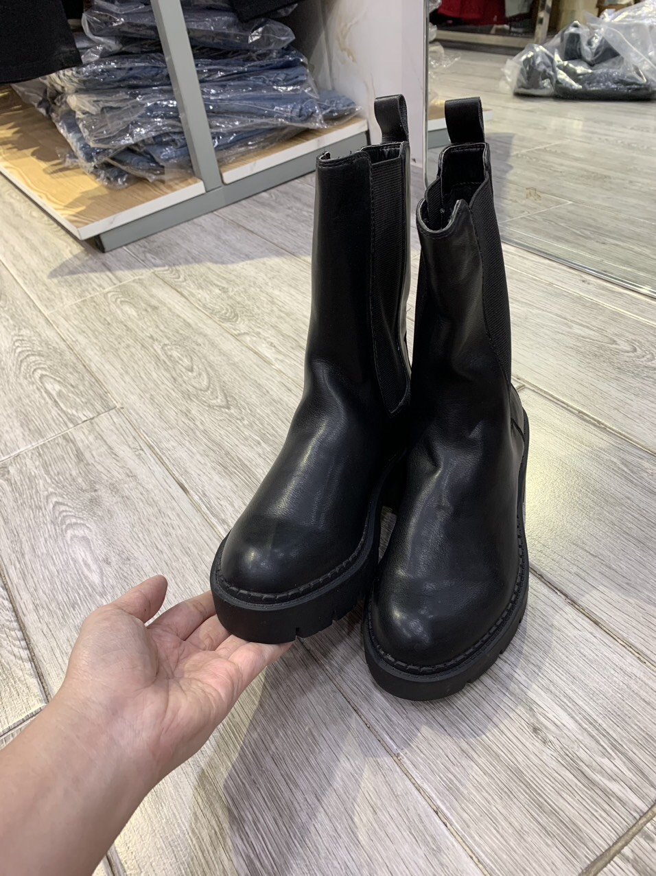 Boots Stradivarius