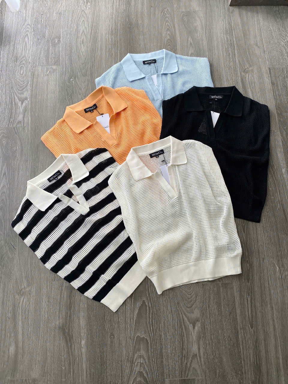 Áo len dệt sợi sát nách Mo&Co
