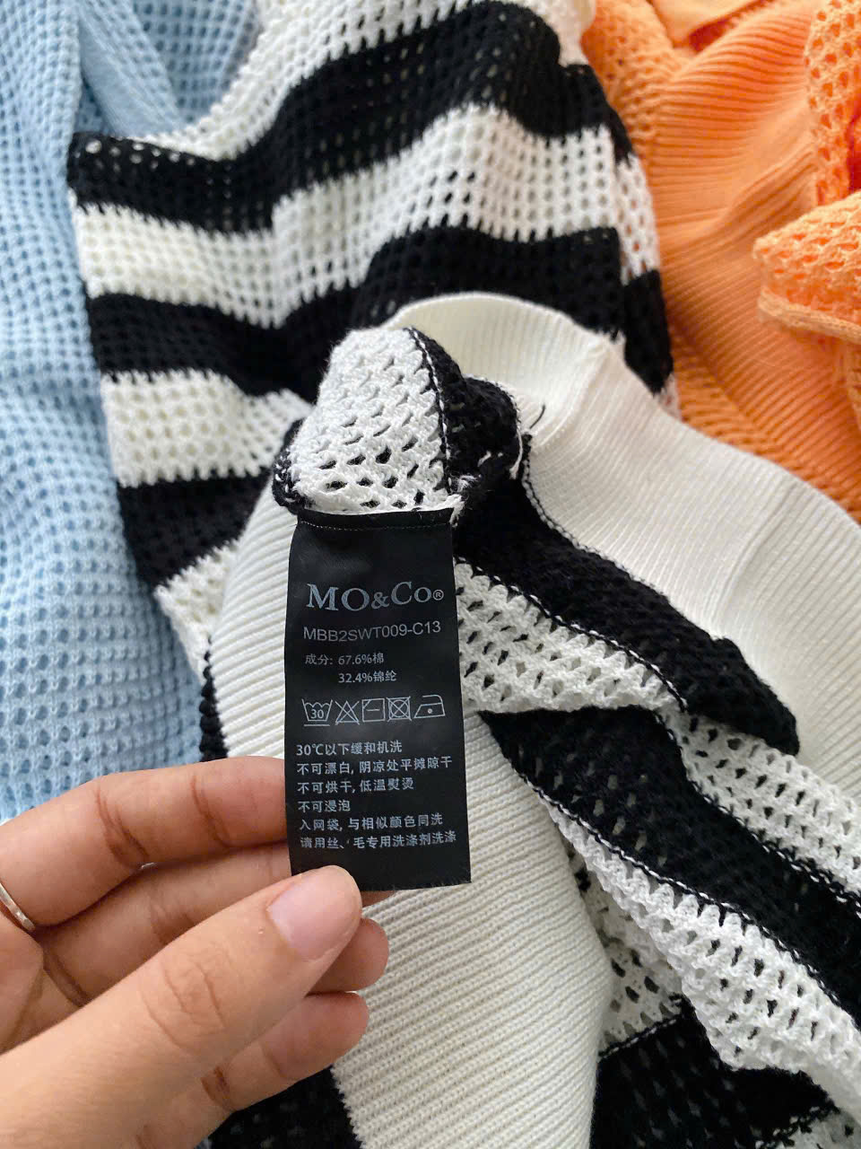 Áo len dệt sợi sát nách Mo&Co