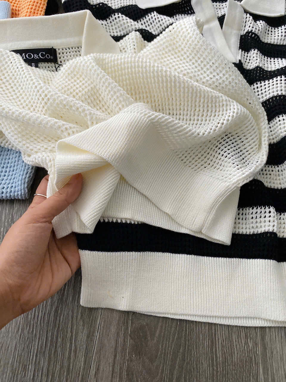 Áo len dệt sợi sát nách Mo&Co
