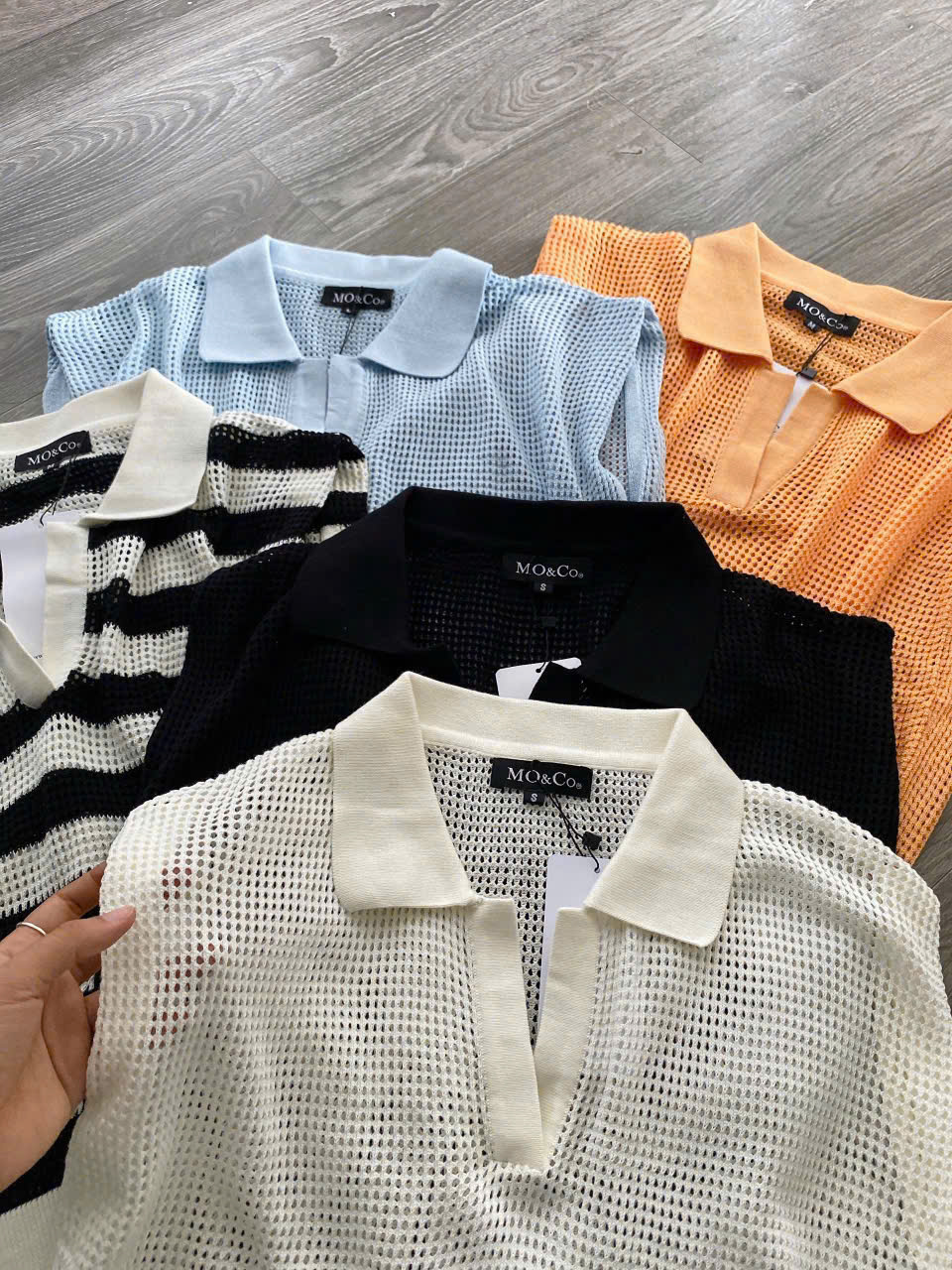 Áo len dệt sợi sát nách Mo&Co