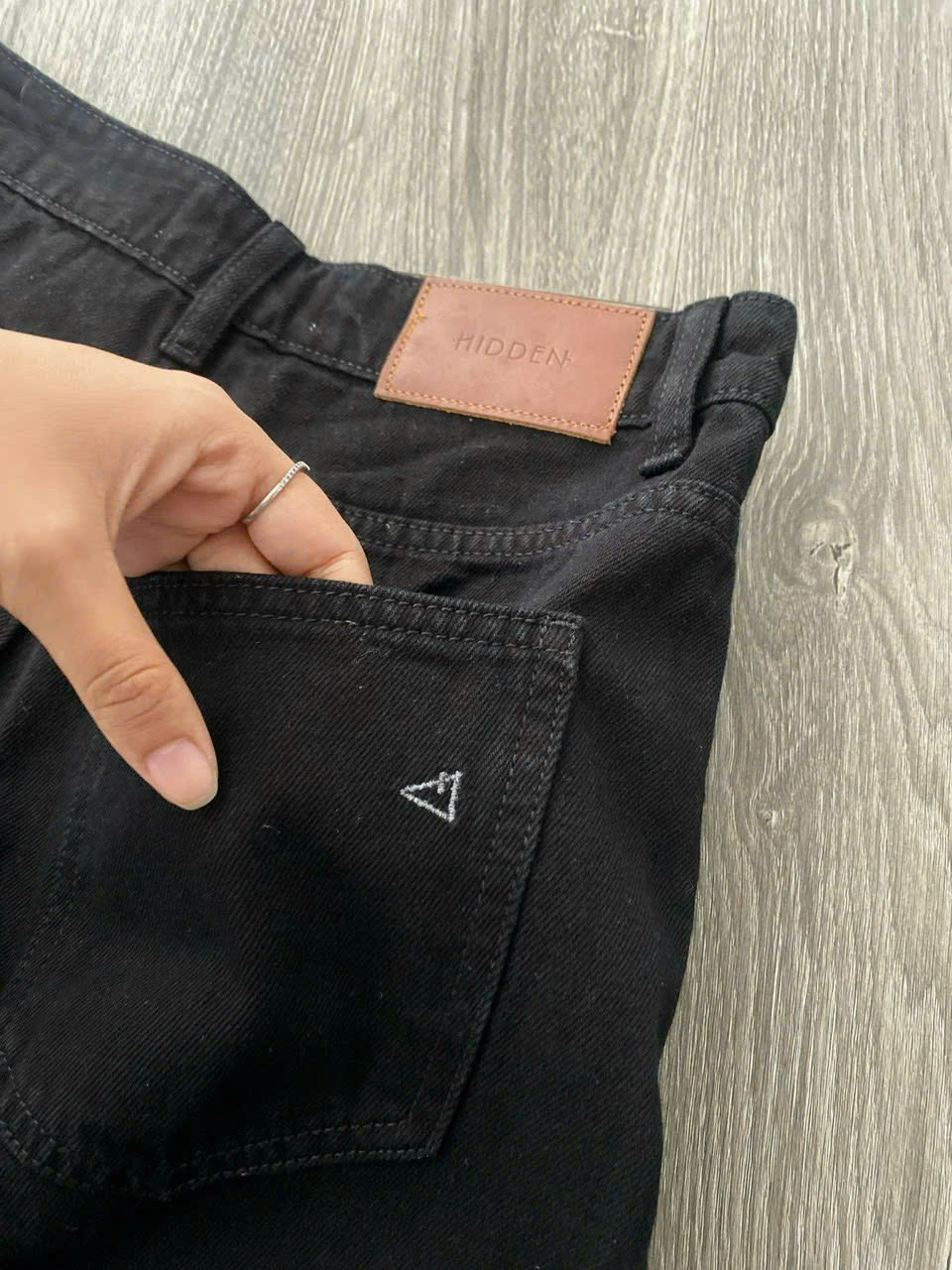 Quần Short Jean Đen Hidden
