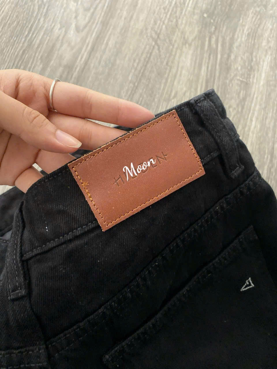 Quần Short Jean Đen Hidden