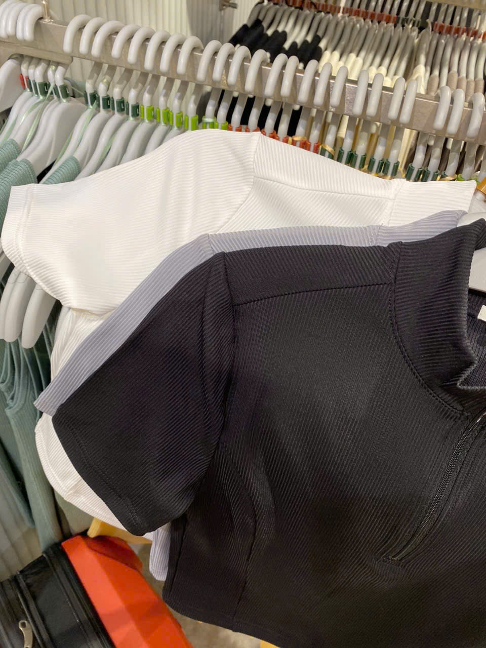 Áo Thun Croptop Gu Cổ Khoá Kéo