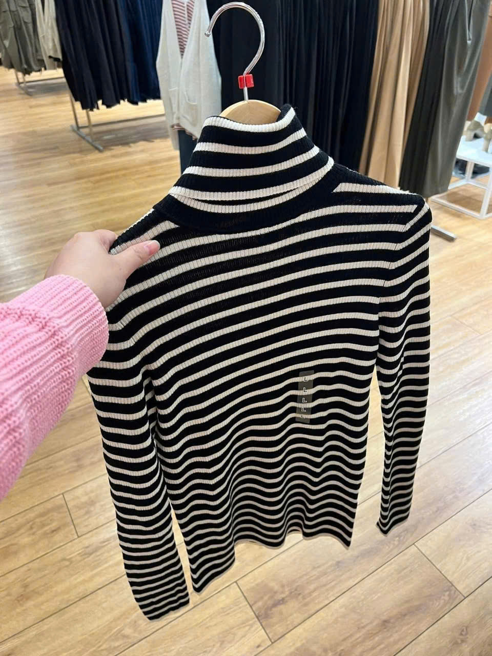 Áo Cổ Lọ Kẻ Ngang Uniqlo