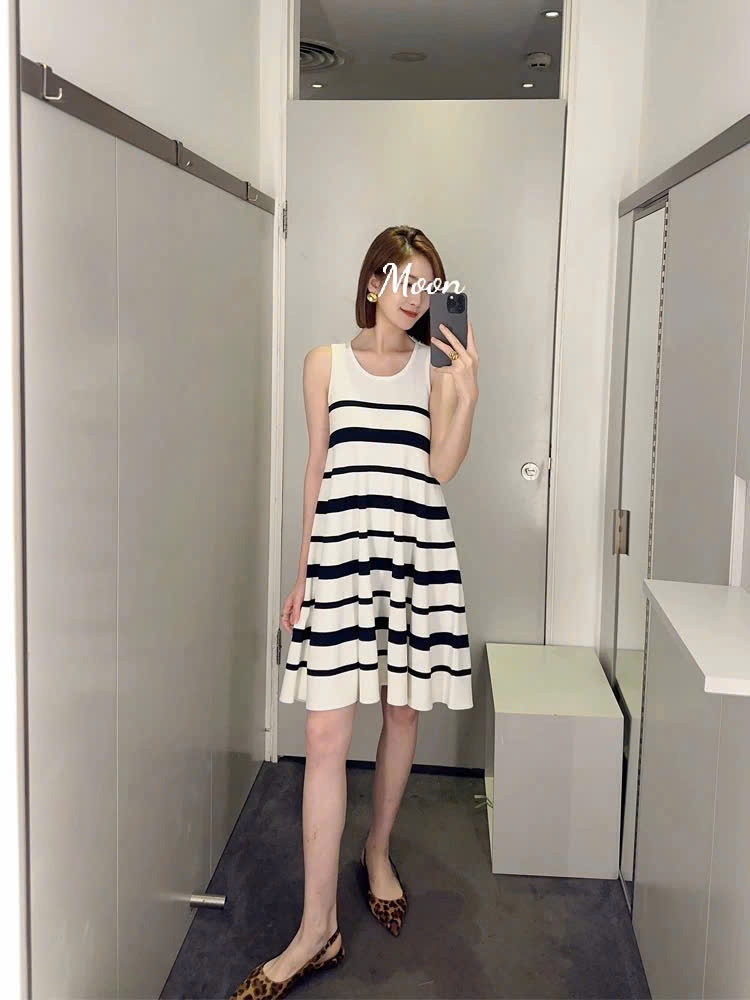 Đầm Sát Nách Dệt Kim COS