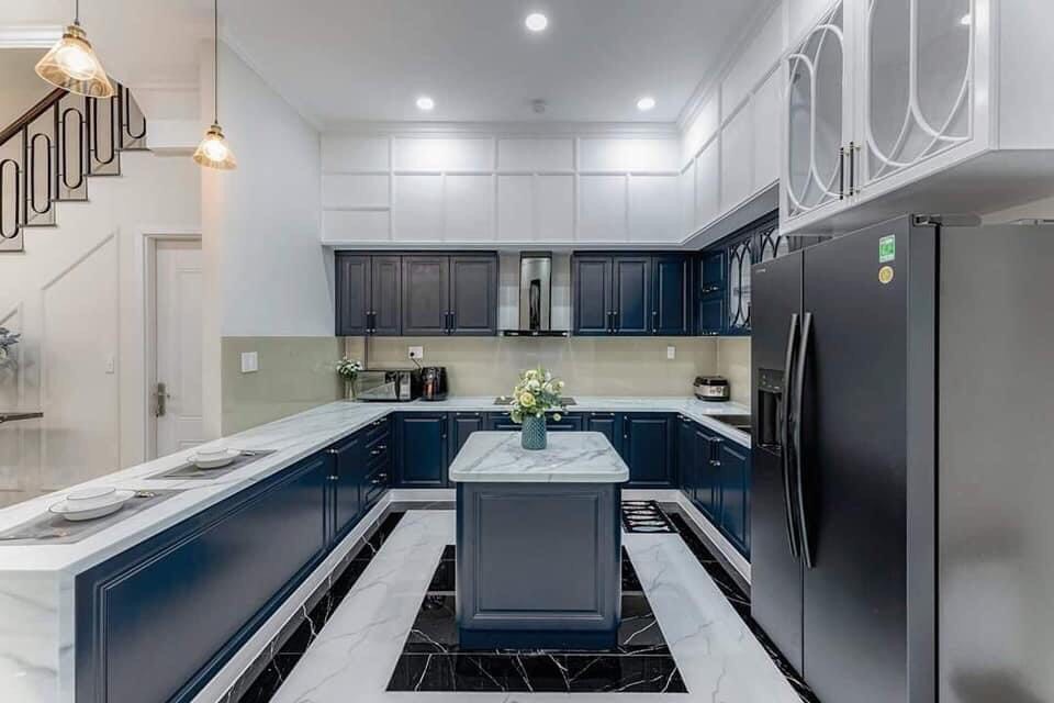 Báo giá kính màu ốp bếp