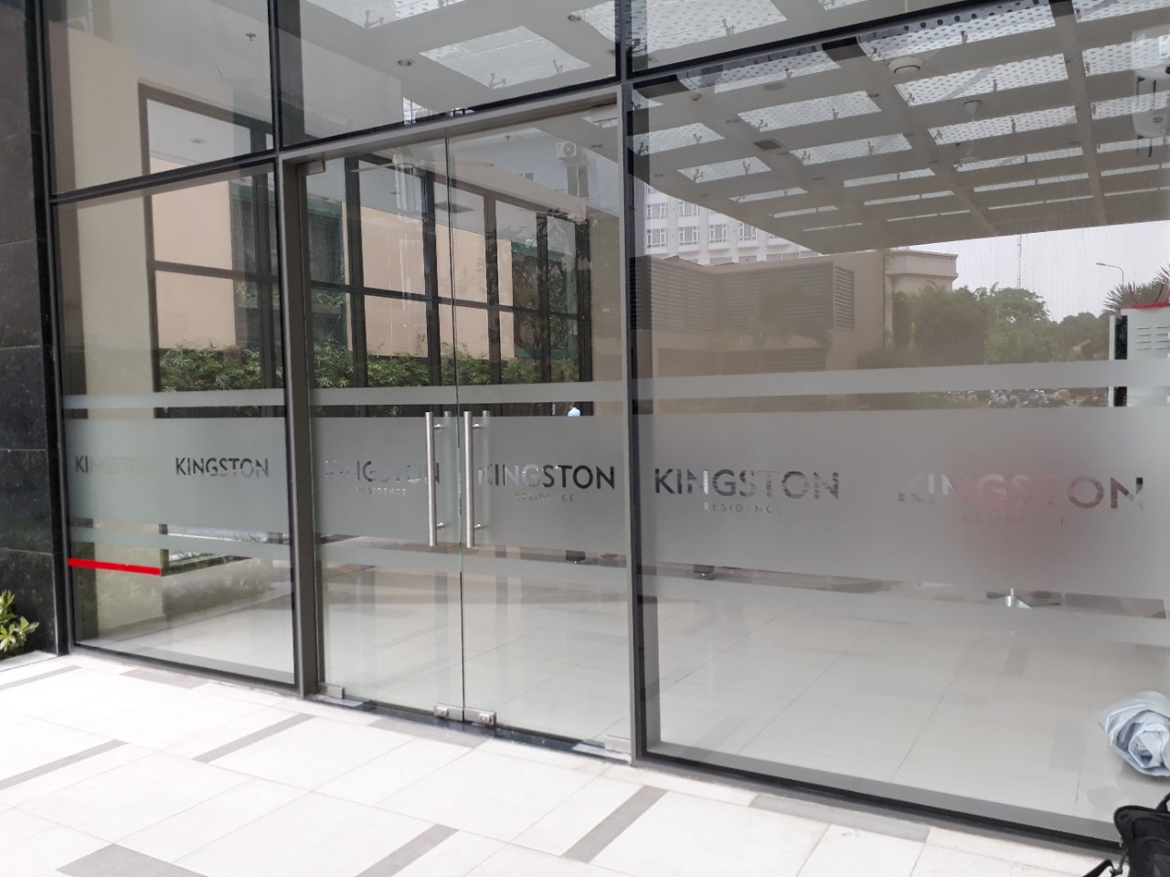 Vách kính cửa bản lề sàn