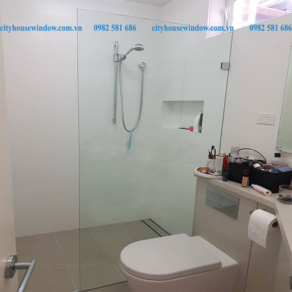 Vách phòng tắm kính phủ Nano