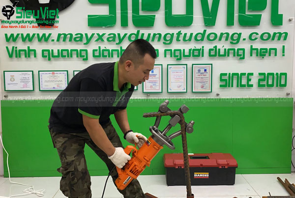 Thao tác uốn với máy uốn sắt thuỷ lực cầm tay DBR-32WH