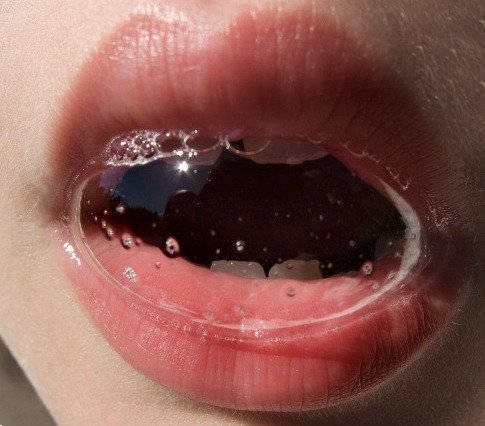 Lấy Nước Bọt Làm Chất Bôi Trơn Có Được Không? Những Rủi Ro Ít Ai Biết Khi Dùng Nước Bọt Khi Quan Hệ