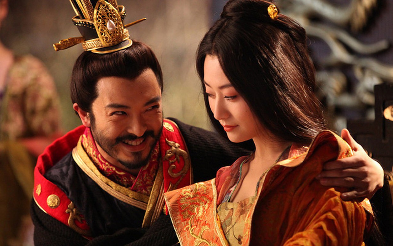 Hóa thân thành “Đát Kỷ” – Hồ ly ma mị hút cạn sinh lực chàng với đuôi cáo cosplay quyến rũ