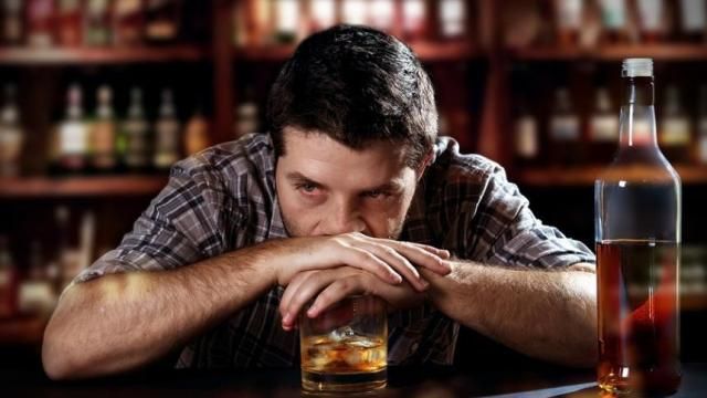 Uống rượu nhiều có ảnh hưởng đến sinh lý không? Sự thật từ chuyên gia y tế 2026