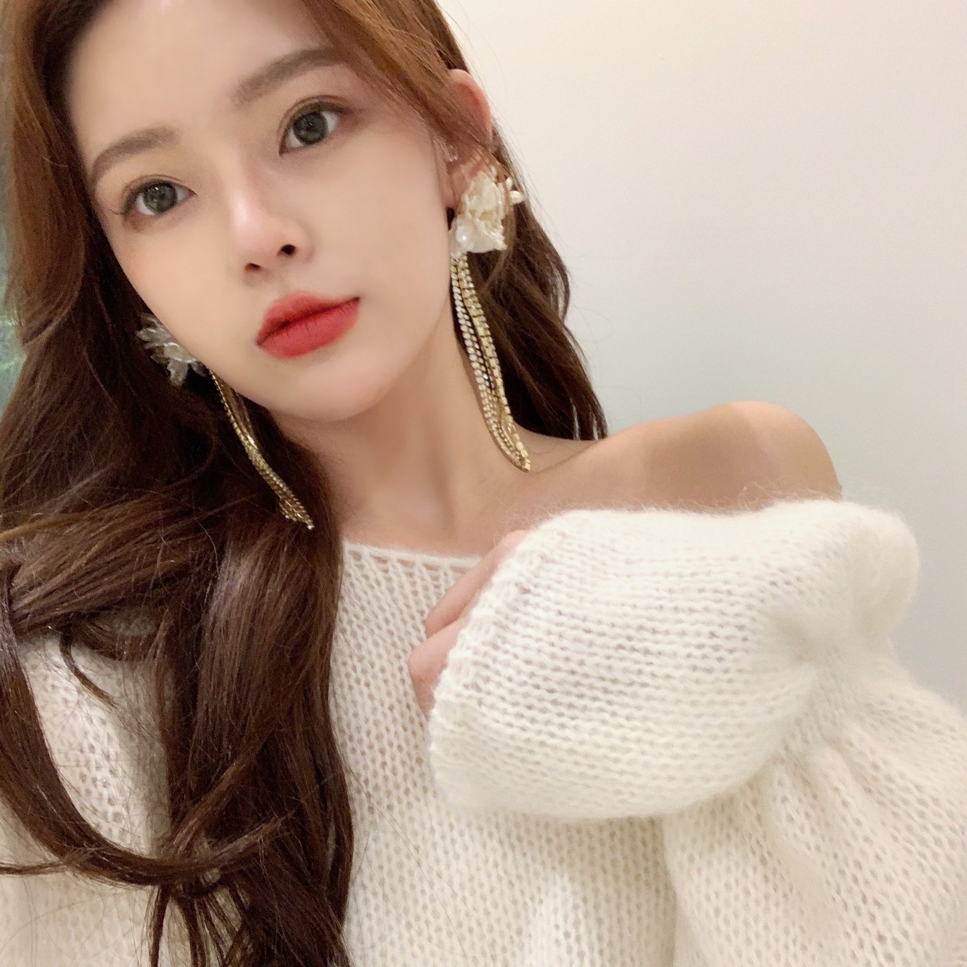 Khuyên tai hoa trắng dài đính đá