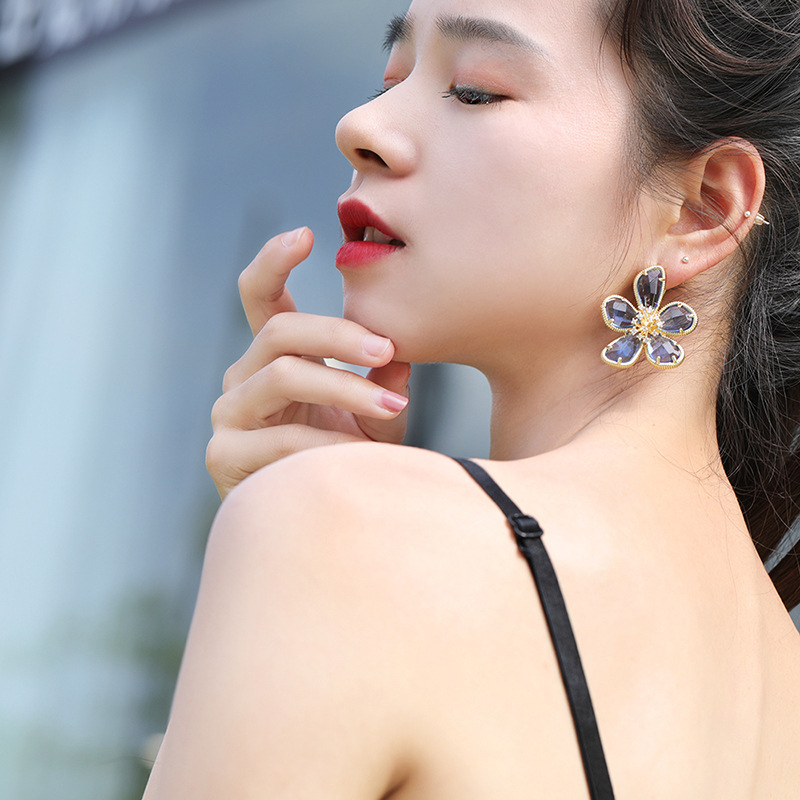 Khuyên tai cánh hoa trong suốt