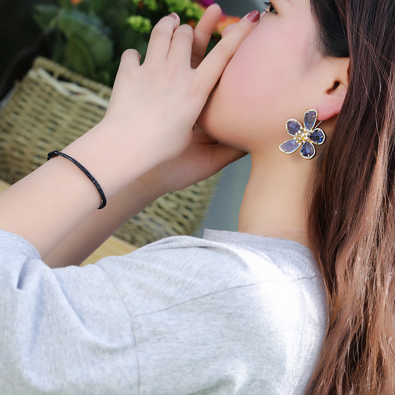 Khuyên tai cánh hoa trong suốt