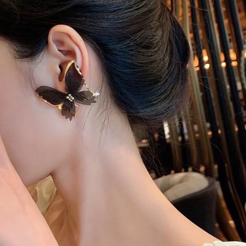Khuyên tai bướm đen