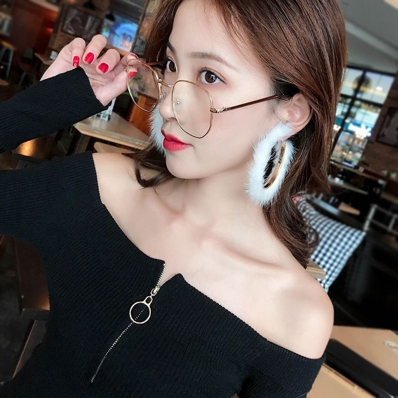 Khuyên tai tròn lông trắng