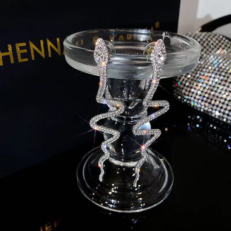 Khuyên tai rắn quyền lực