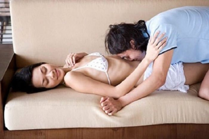 Tinh Dịch Phụ Nữ Màu Gì? Những Sự Thật Thú Vị Về “Nước Yêu” Mà Bạn Không Nên Bỏ Qua