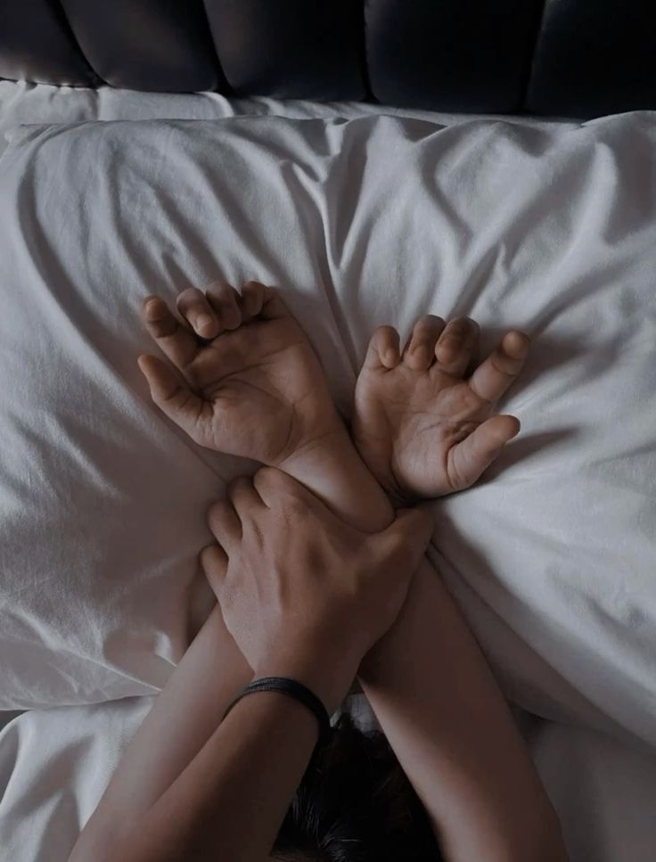 Cách Trói Tay Đối Phương Khi Yêu Như Phim Ngôn Tình: Bí Quyết Làm Người Ấy “Không Thể Thoát”